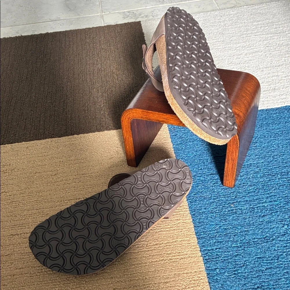 NWOT Birkenstock Tan Thong Sandals - Picture 3 of 4